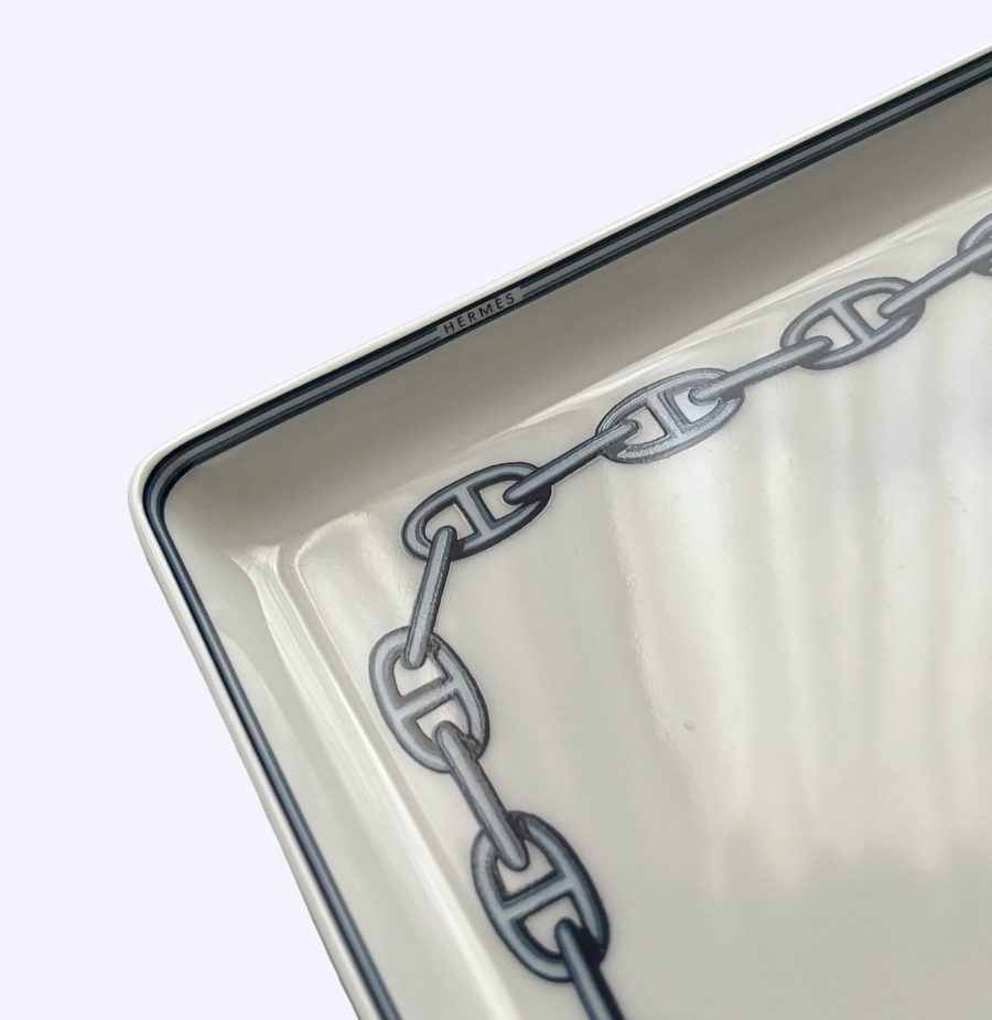 Hermes Logo white plate w chain image